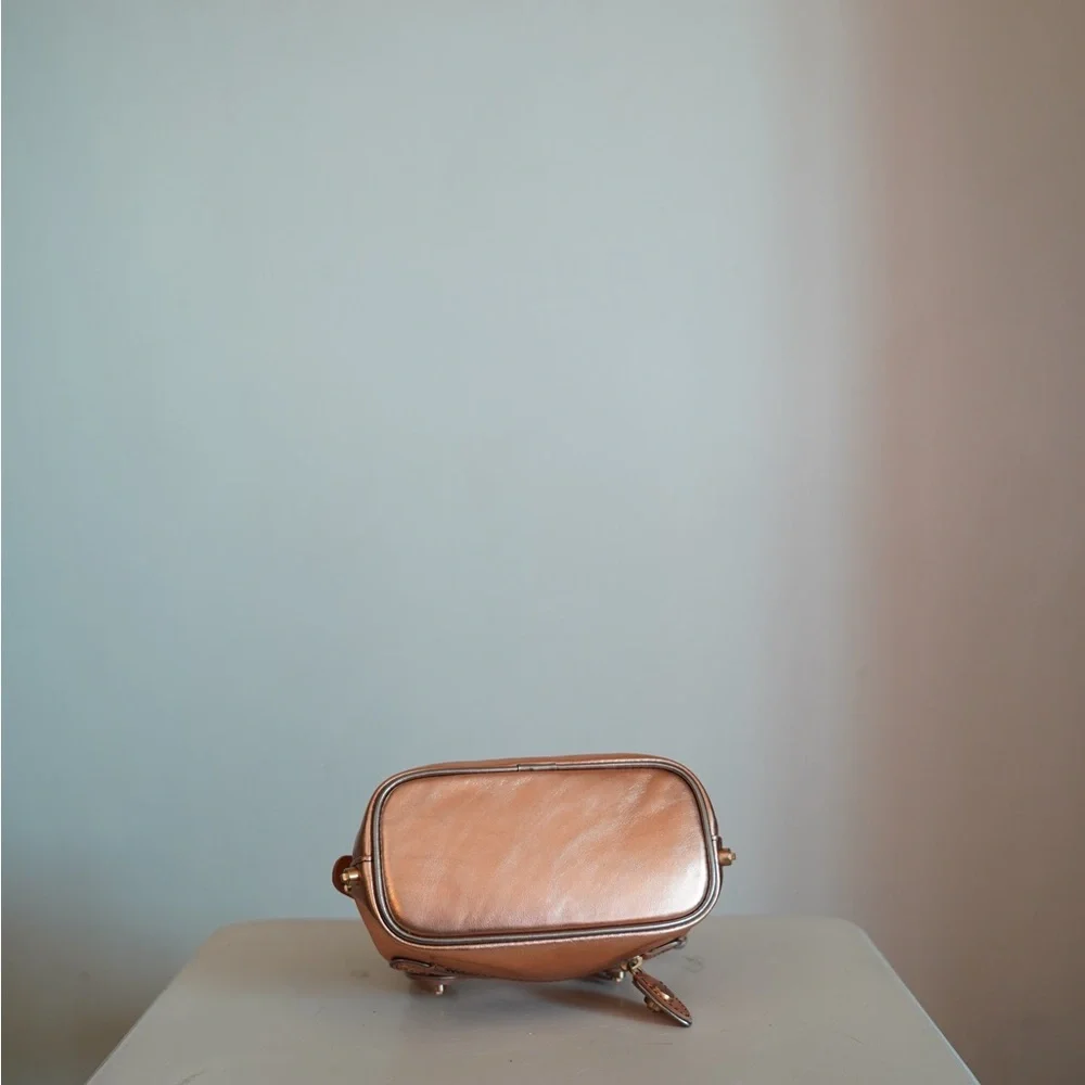 Chic Metallic Handbag - Picture 2 of 4